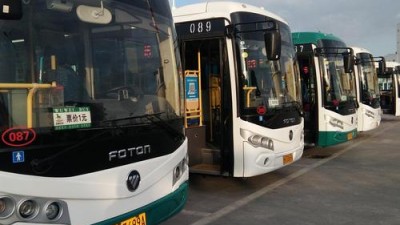 武汉一女子被卷入公交车底，公交事故频发究竟该如何避免
